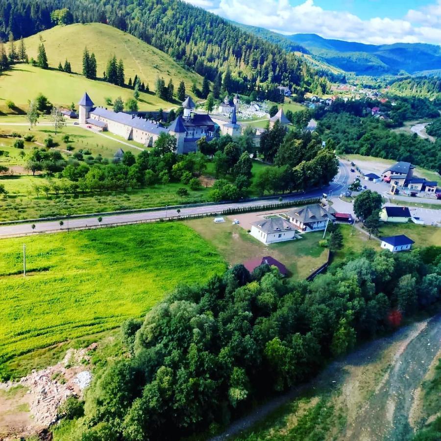 Отель Casa Octavian Сучевица Экстерьер фото